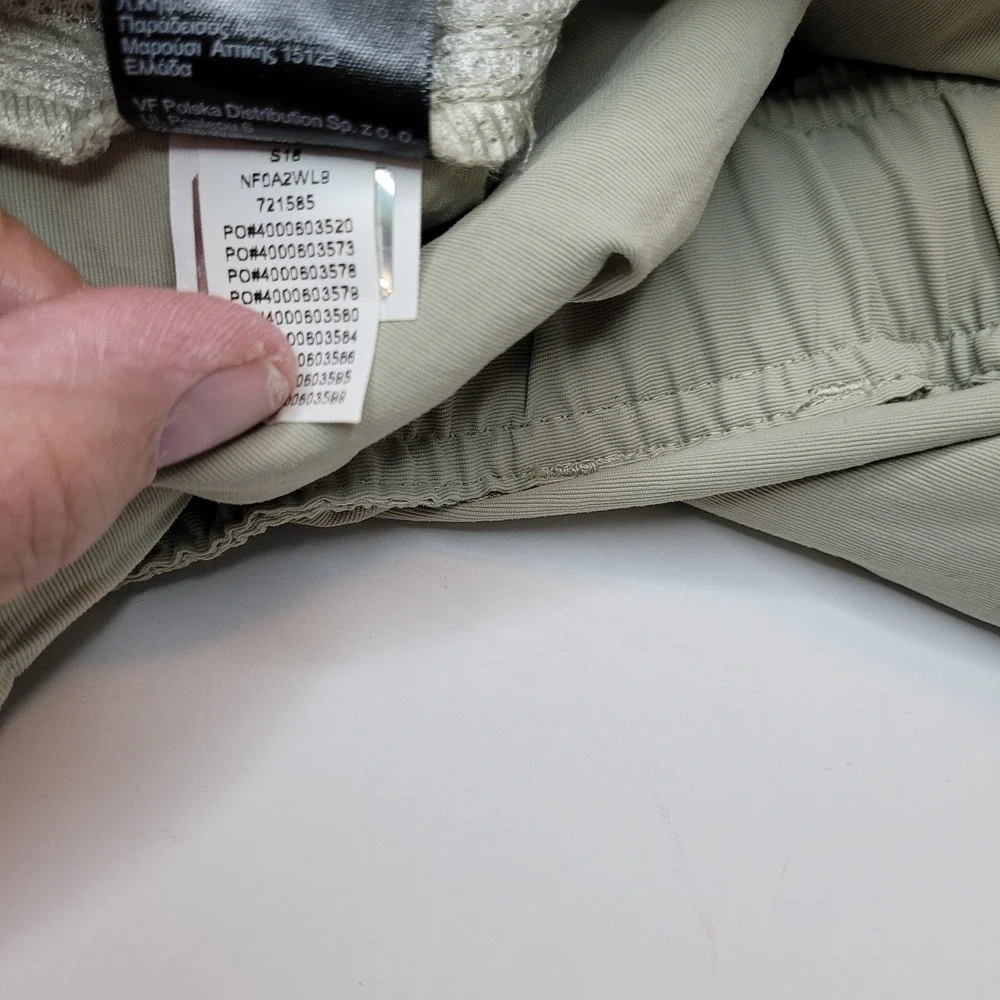 The North Face Cargo Shorts Men's XXL Beige‎ 100% Nylon Zipped Pockets